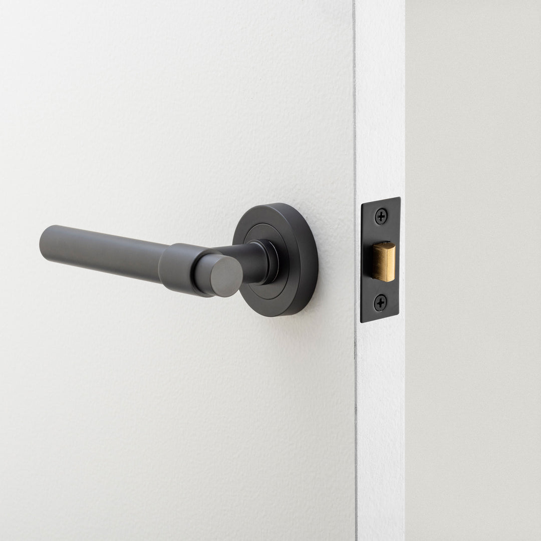 Helsinki Lever - Round Rose Matt Black