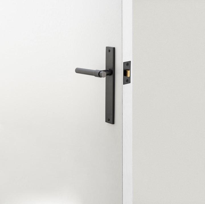 Helsinki Lever - Rectangular Backplate Matt Black
