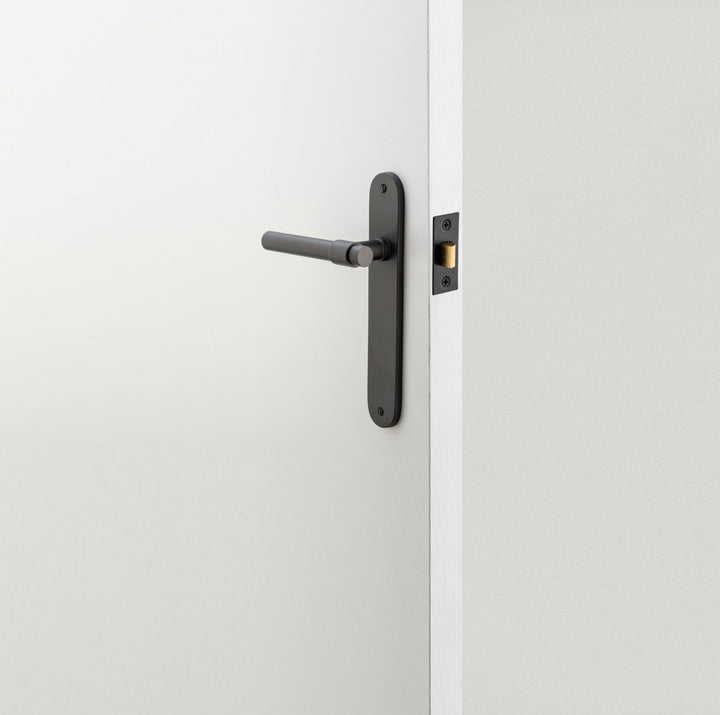 Helsinki Lever - Oval Backplate Passage Kit Matt Black
