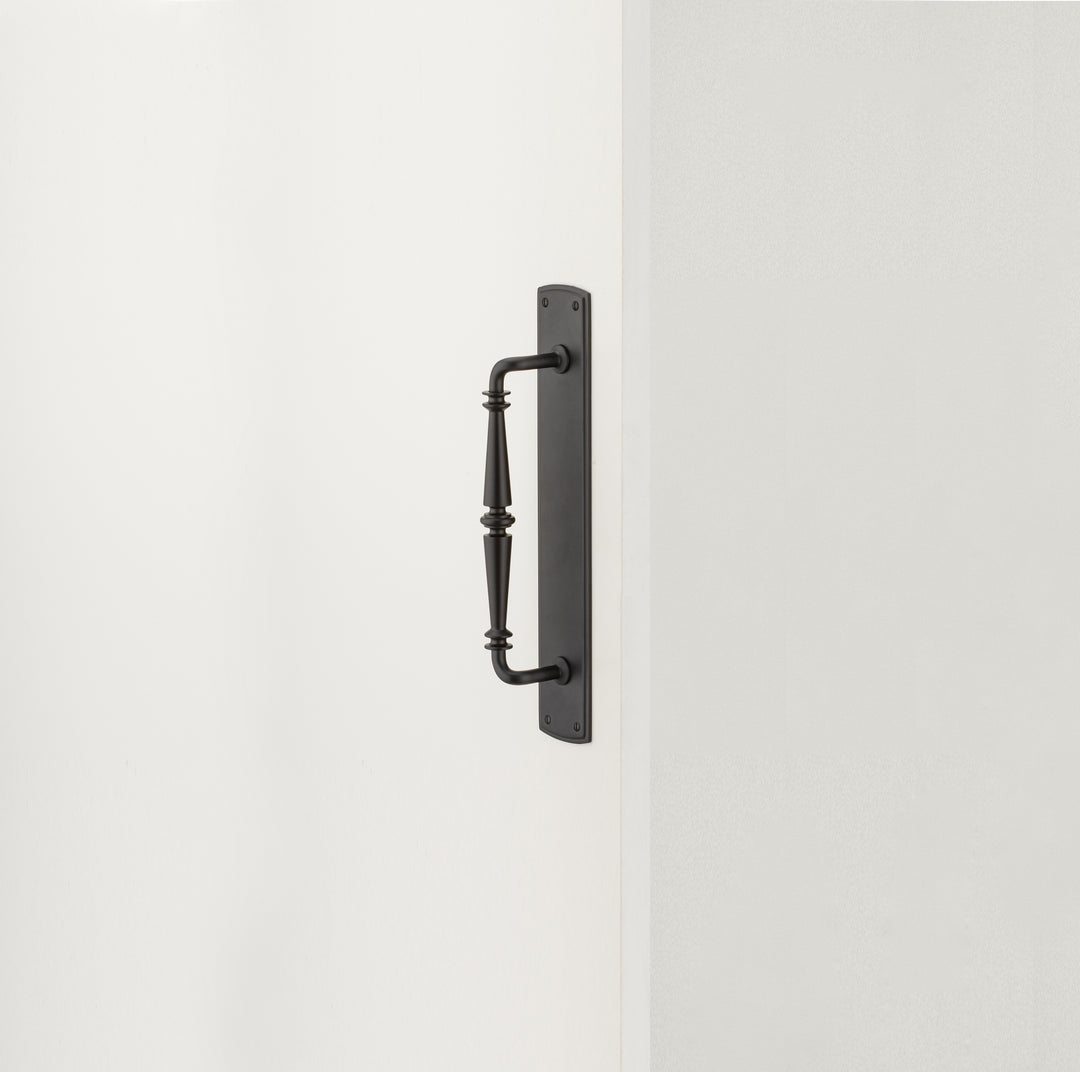 Sarlat Pull Handle on Backplate Matt Black