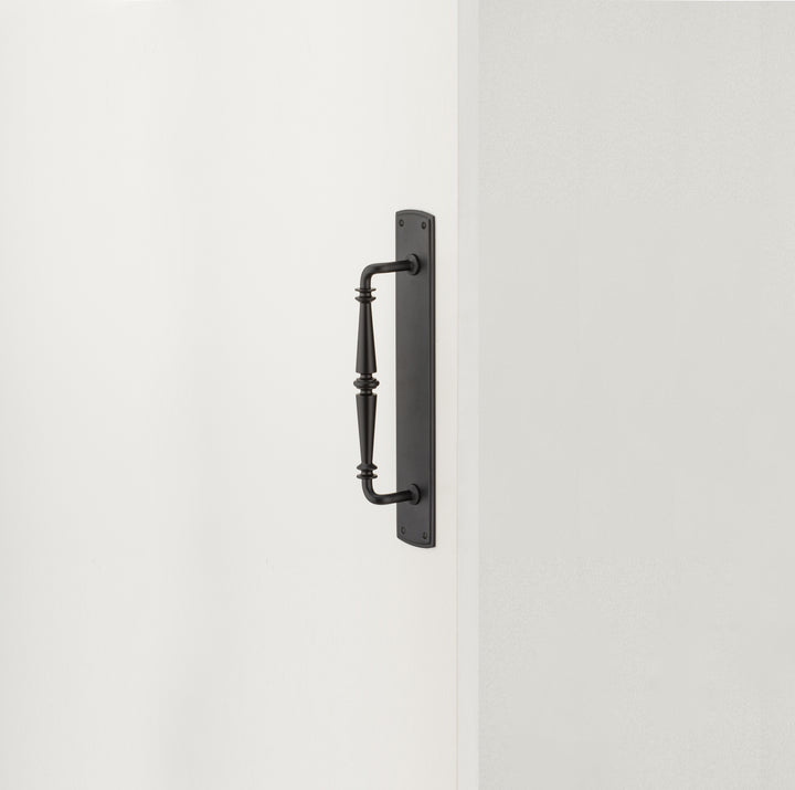 Sarlat Pull Handle on Backplate Matt Black