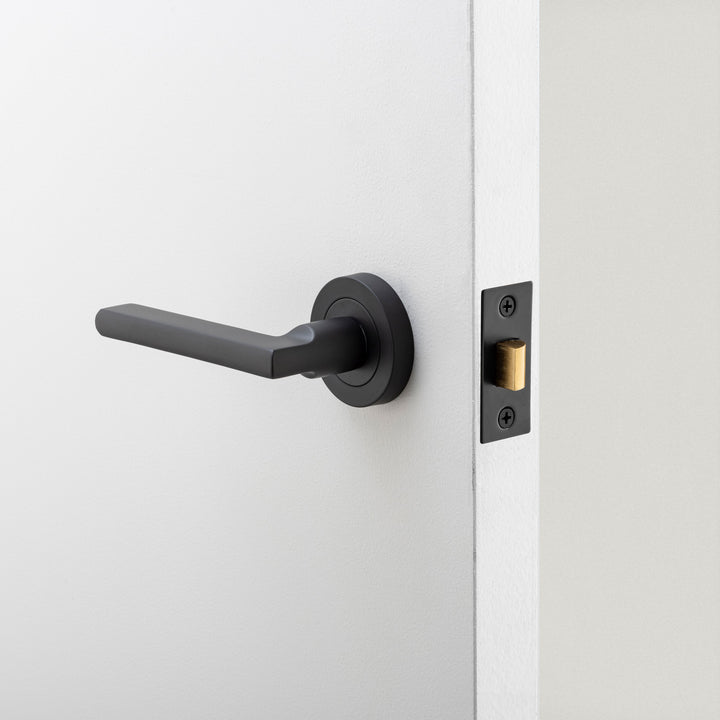 Baltimore Lever - Round Rose Passage Kit Matt Black